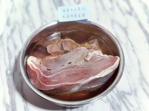 牛肉用冷水泡，将血水泡出。焯水，冷水下锅，水开后捞出牛肉冲洗干净。