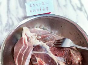 用叉子将牛肉叉满洞洞，这样腌制才会更入味，如图。