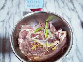 葱姜去皮切丝，放入牛腱子中。