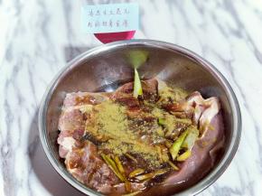 用手按摩牛腱子，使牛腱子吸收调味料，腌制2小时以上。(我腌制了一夜，特别好吃)