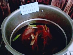 加入清水，没过牛肉为主。盖上盖子，大火烧开，转小火35分钟，待高压锅消气时再打开盖子。