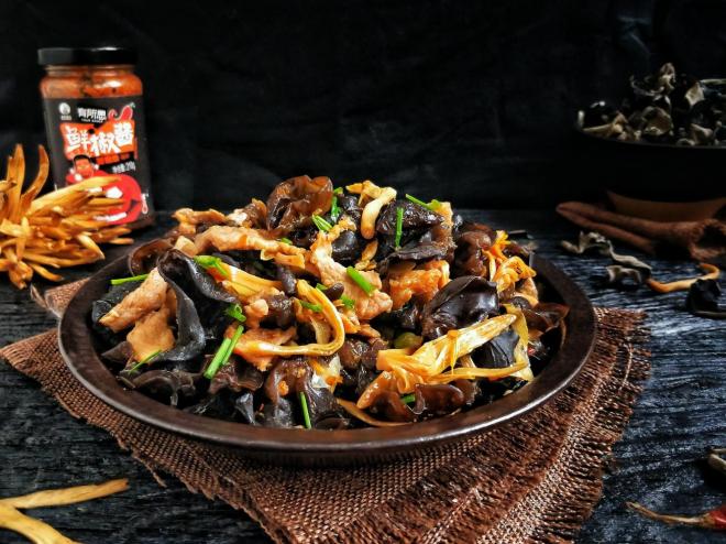 营养黄花菜木耳炒肉