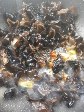 倒入沥干水的木耳，翻炒均匀。