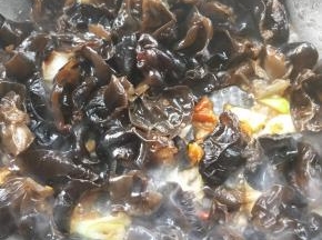 倒入沥干水的木耳，翻炒均匀。