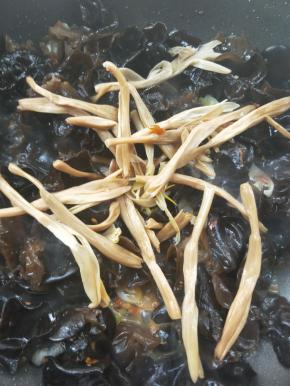 放入沥干水的黄花菜。