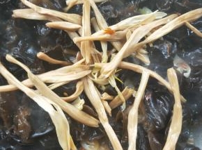 放入沥干水的黄花菜。