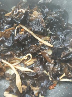 加酱油，继续翻炒。