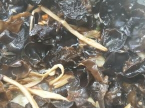 加酱油，继续翻炒。