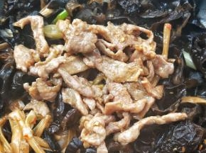 倒入肉丝。