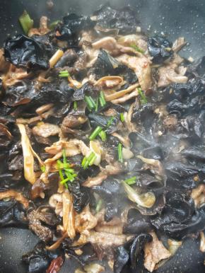 关火，撒小香葱。