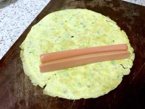 出锅，放上火腿肠，卷起来