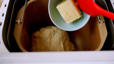 一个程序结束后加入室温软化的黄油，再次启动一个揉面程序