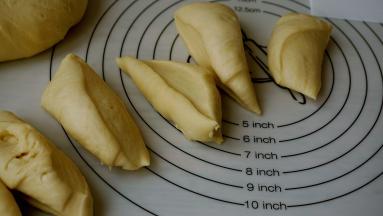 取出面团，分割成约38克一个的面块