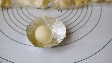 将面团放进锡纸模具中