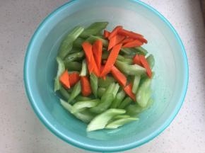 西芹胡萝卜切菱形。