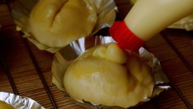 用刀片在餐包的顶部切一刀，挤入美乃滋酱，烤箱160度中层，烤15～18分钟，观察上色程度，加盖锡纸，以免上色过深