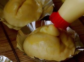 用刀片在餐包的顶部切一刀，挤入美乃滋酱，烤箱160度中层，烤15～18分钟，观察上色程度，加盖锡纸，以免上色过深
