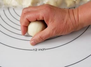 将面块用拇指与食指、中指转圈揉成圆形面团