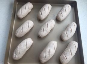 放烤箱发酵到1.5-2倍。割几刀花纹（烤之前往面团喷点水）