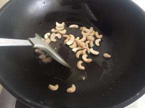 腰果放油里小火炸至微黄