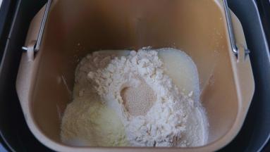 除黄油，先湿后干，依次加入牛奶、高粉、奶粉、糖与盐对角放，中间挖一坑加入酵母粉