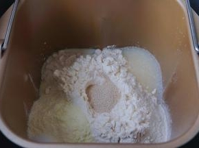 除黄油，先湿后干，依次加入牛奶、高粉、奶粉、糖与盐对角放，中间挖一坑加入酵母粉