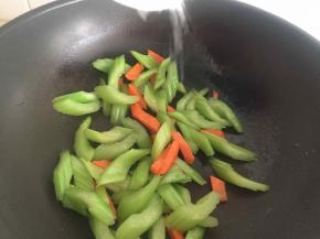 翻炒太干的话，加少许水，只至全熟