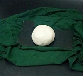 把糯米粉倒入碗中，加入开水，和成团。