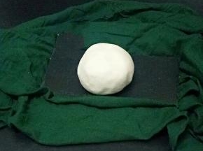 把糯米粉倒入碗中，加入开水，和成团。