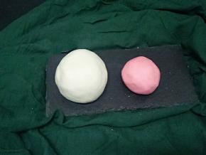 分出1/3加入色素(这边剩了白色的面团做了些圆子)。