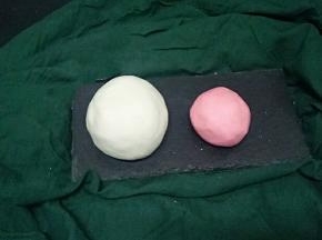 分出1/3加入色素(这边剩了白色的面团做了些圆子)。