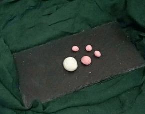 把白色的面团分成十克。粉色的分别分成1个6克，3个1克。