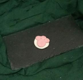 在分别把白色和粉色的面团压扁。再把红色的面团放在白色的面团上(如图。