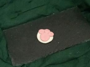 在分别把白色和粉色的面团压扁。再把红色的面团放在白色的面团上(如图。