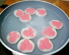 放入已开的水中煮至浮起，再加入个人口味的白糖即可。