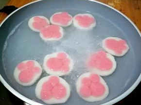 放入已开的水中煮至浮起，再加入个人口味的白糖即可。