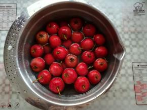 山楂加少量的盐泡水5分钟清洗干净