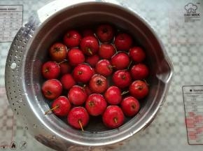 山楂加少量的盐泡水5分钟清洗干净