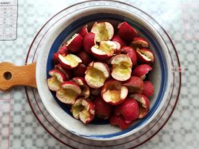 清理好的山楂每个再分成2瓣