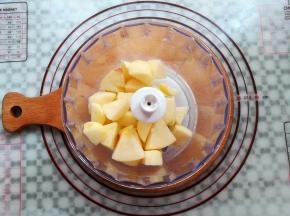 把苹果粒放到料理碗中，不要超过最大刻度线