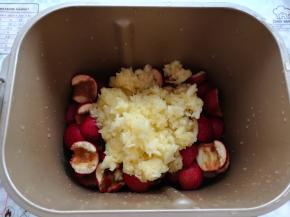 苹果也一起放进面包桶里