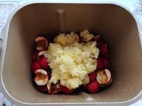 苹果也一起放进面包桶里