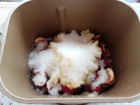 在苹果上面放上白砂糖