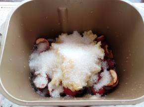 在苹果上面放上白砂糖