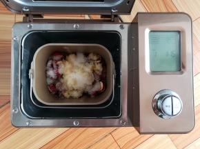 面包桶装入面包机里，启动果酱程序