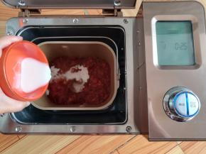 在果酱程序还有25分钟的时候加入玉米淀粉汁，继续熬果酱