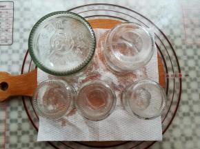 趁着面包机做果酱的时间，把装果酱的瓶子用开水煮过再倒扣沥干水份