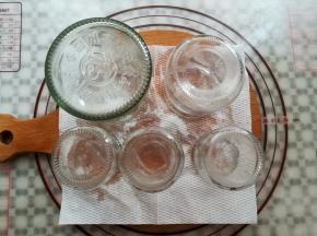 趁着面包机做果酱的时间，把装果酱的瓶子用开水煮过再倒扣沥干水份