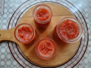 苹果山楂果酱放到温热的手感装瓶