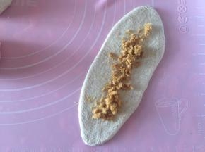 擀成椭圆形，铺适量肉松。